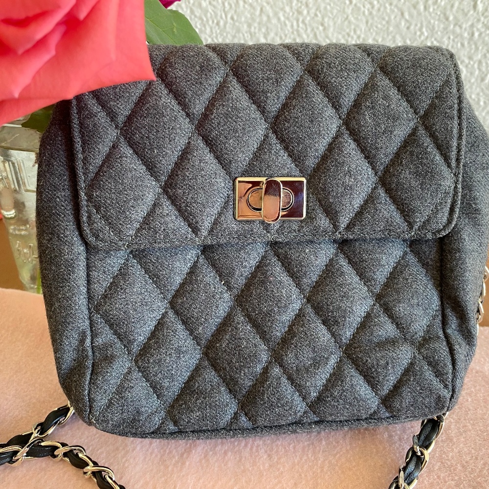 NEIMAN MARCUS VINTAGE GRAY QUILTED SHOULDER OR CR0SSBODY BAG